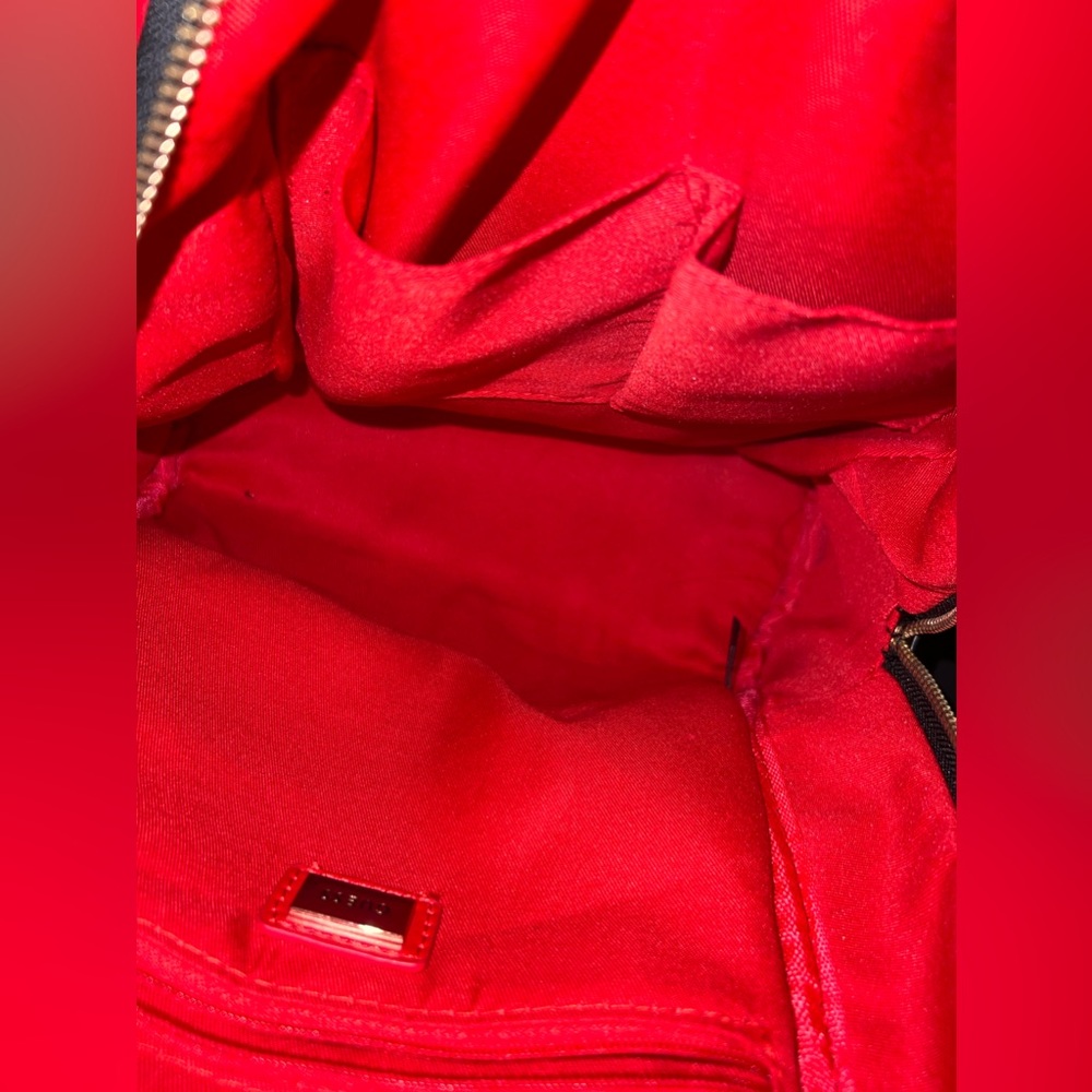 Red Guess backpack - Picture 3 of 4